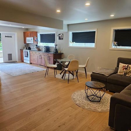 Lovely 1 Bedroom Suite Near Town Виктория Екстериор снимка