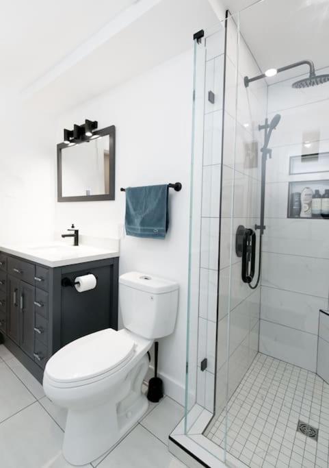 Lovely 1 Bedroom Suite Near Town Виктория Екстериор снимка