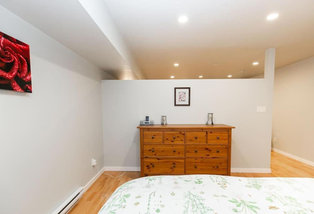 Lovely 1 Bedroom Suite Near Town Виктория Екстериор снимка