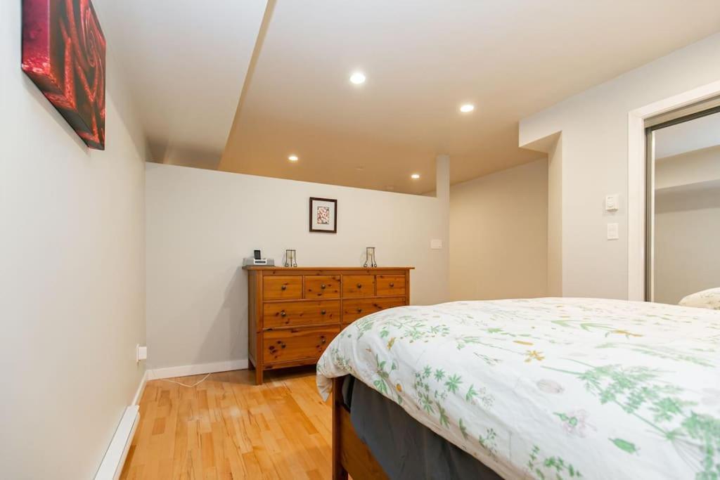 Lovely 1 Bedroom Suite Near Town Виктория Екстериор снимка