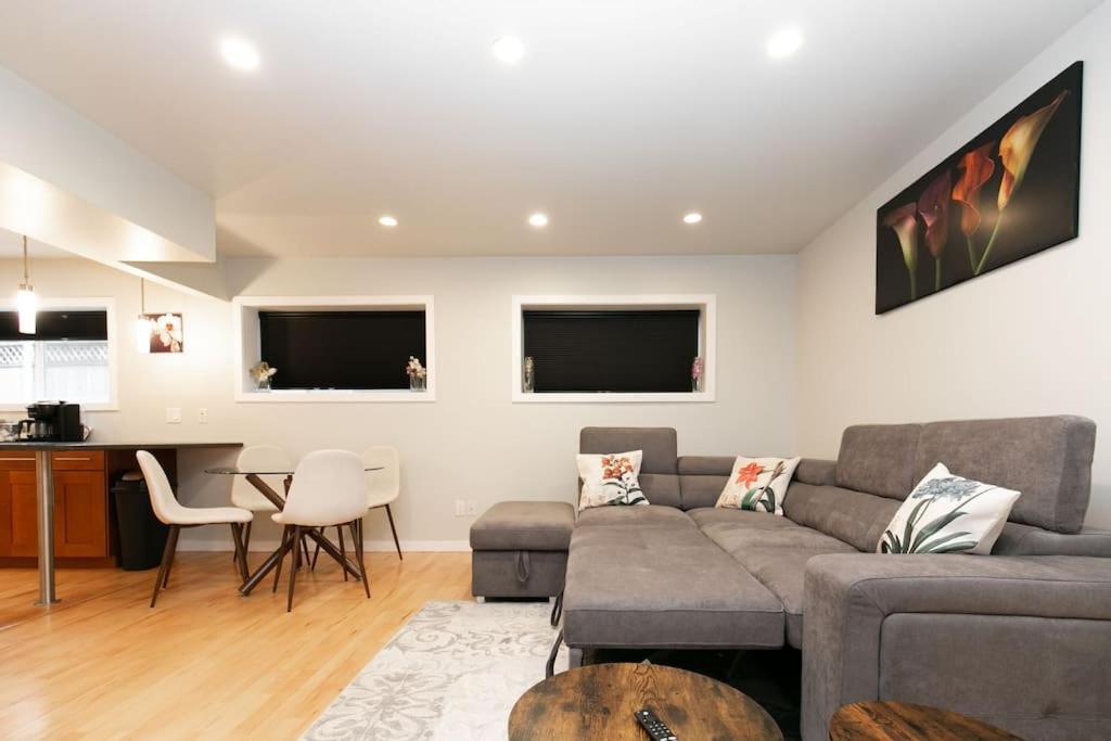Lovely 1 Bedroom Suite Near Town Виктория Екстериор снимка