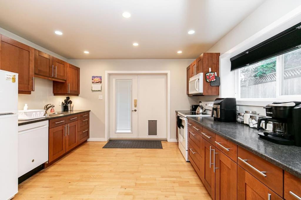 Lovely 1 Bedroom Suite Near Town Виктория Екстериор снимка