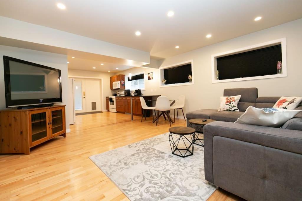 Lovely 1 Bedroom Suite Near Town Виктория Екстериор снимка