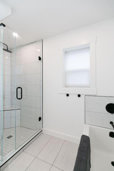 Lovely 1 Bedroom Suite Near Town Виктория Екстериор снимка