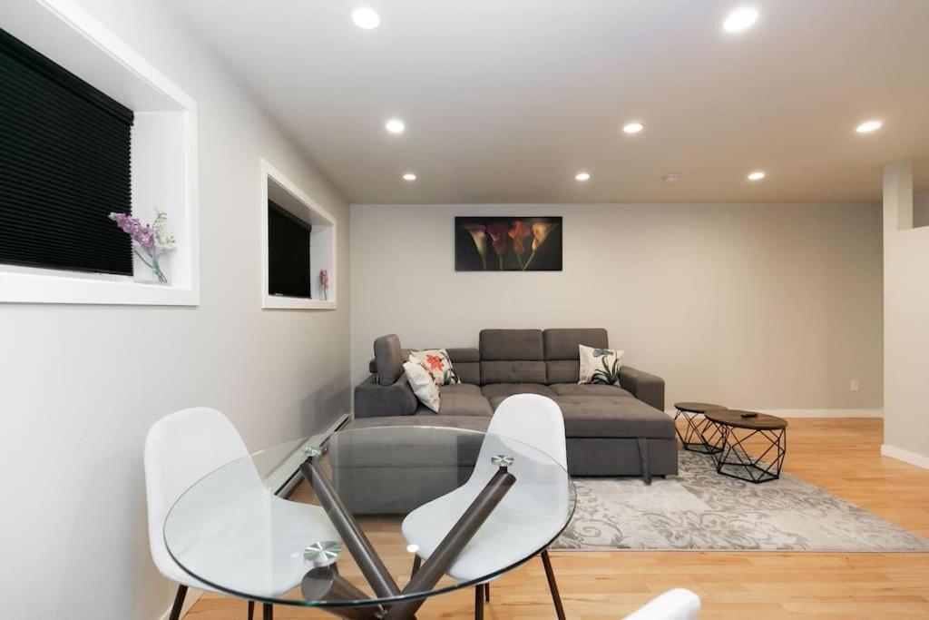 Lovely 1 Bedroom Suite Near Town Виктория Екстериор снимка