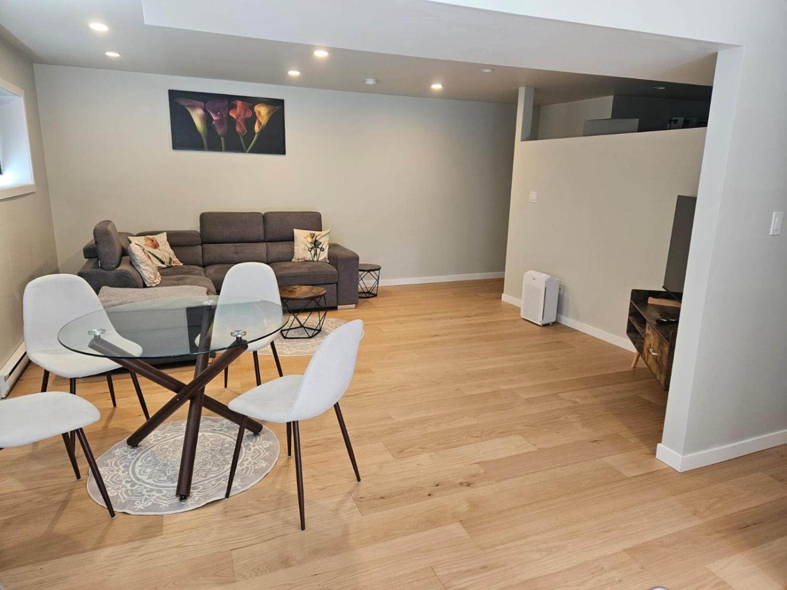Lovely 1 Bedroom Suite Near Town Виктория Екстериор снимка